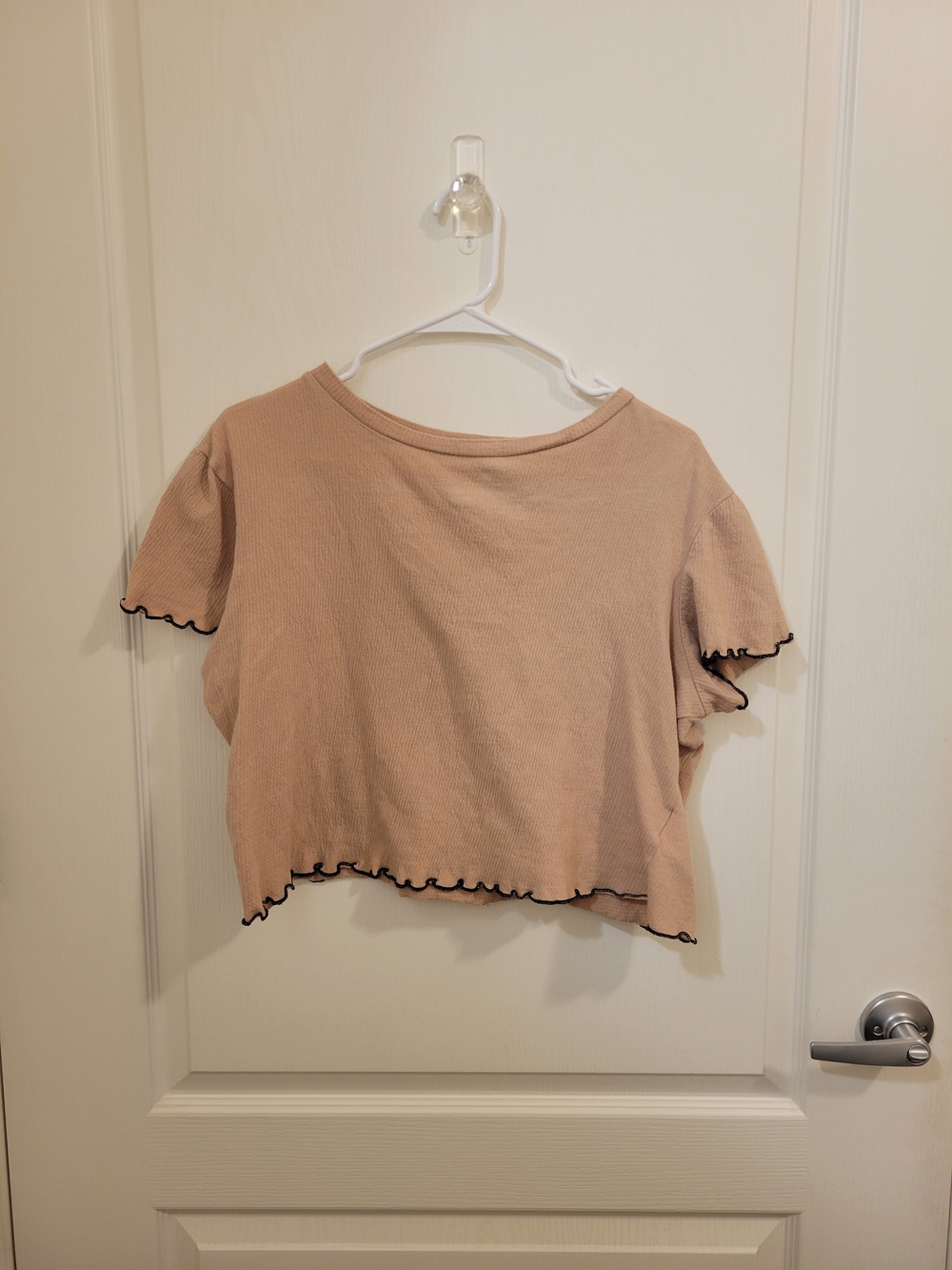 Ribbed Scallop-Trim Cropped Tee in Light Peach